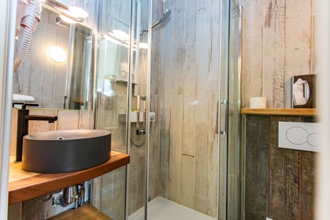 Double Confort, vue a l'arriere de l'hotel | Premium bedding, individually decorated, desk, laptop workspace