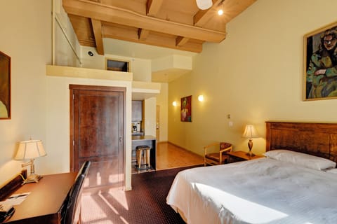 Deluxe Studio Condo, 1 King Bed, Above the Pub | Premium bedding, individually decorated, individually furnished, desk