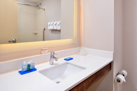 Combined shower/tub, free toiletries, hair dryer, towels