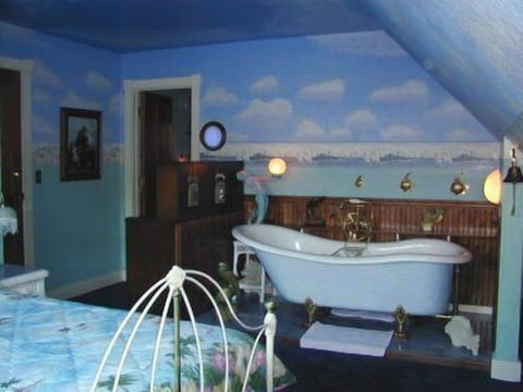 Traditional Room (Mariner) | Deep soaking bathtub