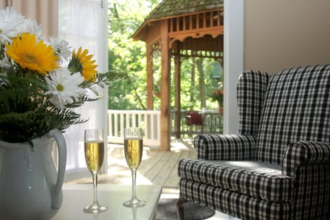 Deluxe Suite, 1 Queen Bed, Private Bathroom (Valley View Mini-suite - Lower Deck) | Valley view