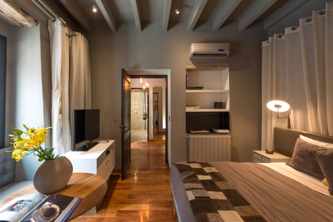 Design Room | Premium bedding, minibar, in-room safe, blackout drapes