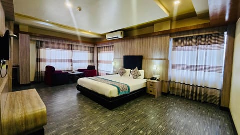 Suite Room | 1 bedroom, in-room safe, desk, WiFi (free)