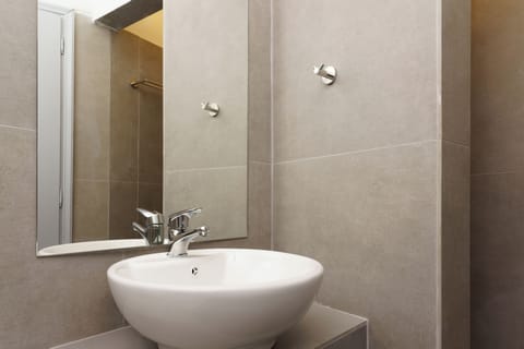 Promo Room | Bathroom | Shower, hair dryer, towels