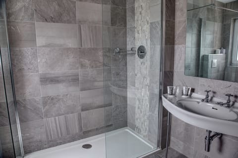 Twin Room | Bathroom | Free toiletries, hair dryer, towels