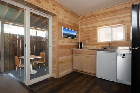 Suite, Ensuite (2 Bedroom/3 bed-Kitchen ) | Private kitchen | Fridge, microwave, coffee/tea maker