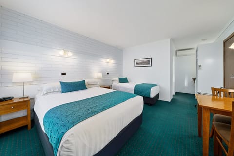 Executive Twin Room | Premium bedding, pillowtop beds, minibar, in-room safe