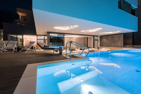 Outdoor pool, pool umbrellas, sun loungers