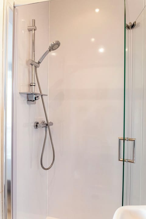 Double Room, Ensuite | Bathroom | Shower, free toiletries, hair dryer, towels