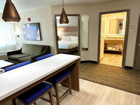 Down comforters, in-room safe, desk, iron/ironing board