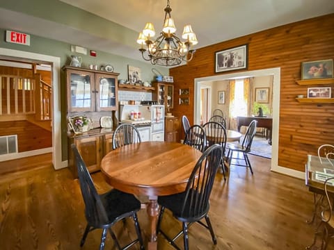 Deluxe Room, 1 Bedroom | In-room dining