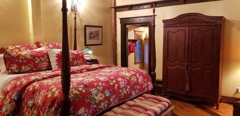 Christina's Cottage, 1 King Bed, Private Bathroom, Hill View | Premium bedding, individually decorated, individually furnished