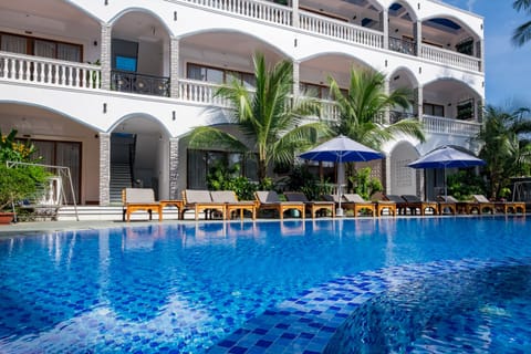 Outdoor pool, sun loungers