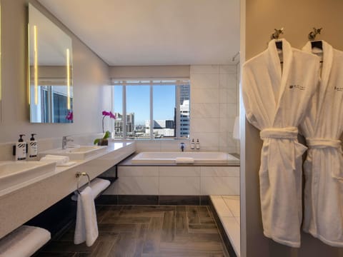 Executive Room, 1 King Bed | Bathroom | Shower, rainfall showerhead, designer toiletries, hair dryer