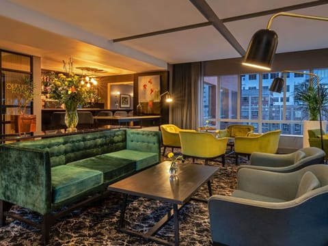 4 restaurants, breakfast, lunch, dinner served; international cuisine