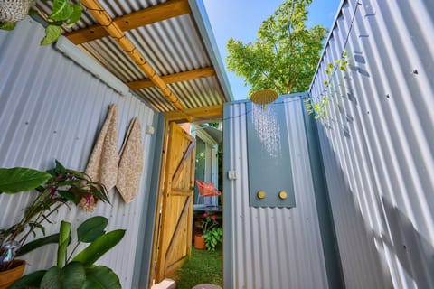 Comfort Double Room with Air-conditioning | Bathroom | Shower, towels