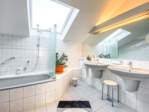 Comfort Suite, Balcony | Bathroom | Free toiletries, hair dryer, slippers, towels