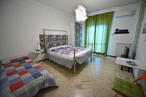 Double Room (Private external bathroom) | In-room safe, desk, soundproofing, free WiFi