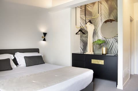 Minibar, in-room safe, desk, free WiFi