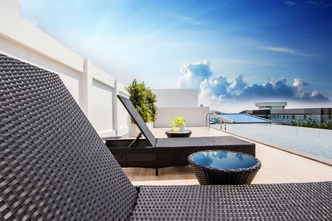 Outdoor pool, sun loungers
