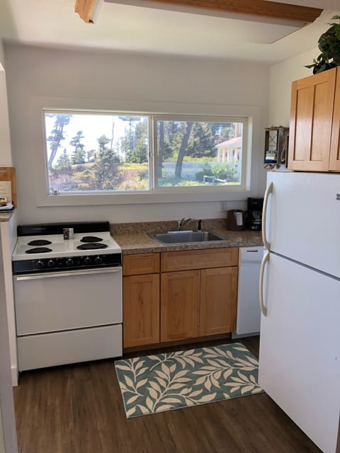 Panoramic Penthouse, 2 Bedrooms, Ocean View | Private kitchen | Fridge, microwave, coffee/tea maker, freezer