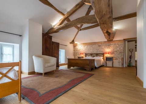 Family Room (Le Dortoir des Vendangeurs) | Premium bedding, memory foam beds, desk, soundproofing