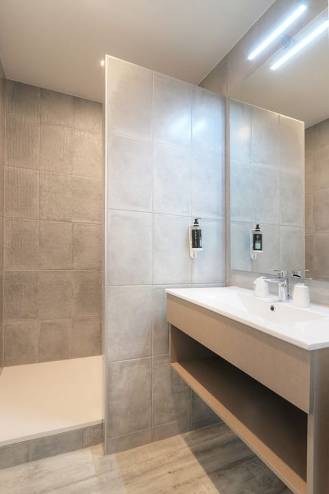 Double Room, 1 Queen Bed, Courtyard View | Bathroom | Towels, soap, shampoo, toilet paper