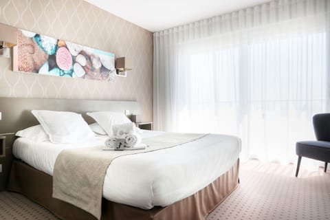 Double Room, 1 Queen Bed, Sea View | Individually decorated, individually furnished, desk, blackout drapes