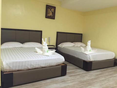 Family Room | Desk, rollaway beds, bed sheets