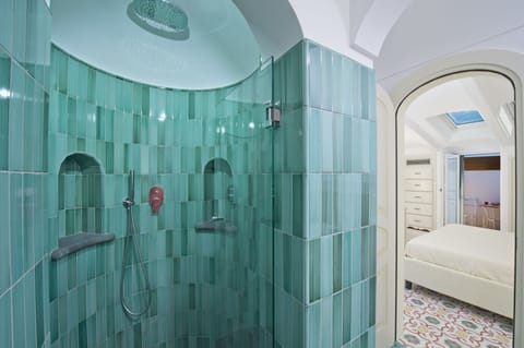 Deluxe Double Room, 1 Bedroom, Non Smoking | Bathroom | Hair dryer, towels, soap, shampoo