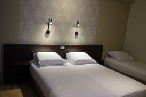 Comfort Triple Room | In-room safe, desk, laptop workspace, iron/ironing board