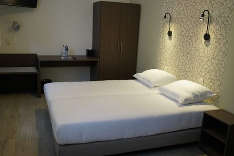 Comfort Twin Room | In-room safe, desk, laptop workspace, iron/ironing board