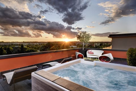 Jetted tub