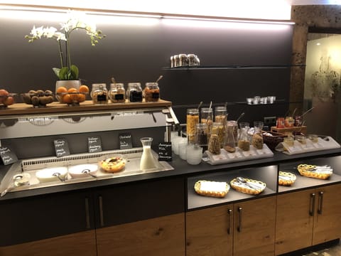 Free daily buffet breakfast
