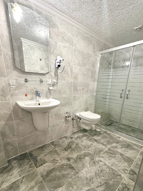 Garden Room | Bathroom | Spring water tub, eco-friendly toiletries, hair dryer, bathrobes