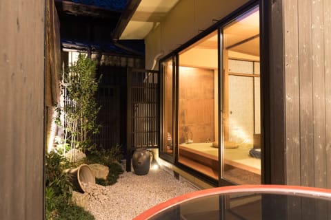 Traditional House | Deep soaking bathtub
