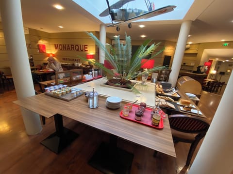 Breakfast, lunch, dinner served; Regional cuisine 