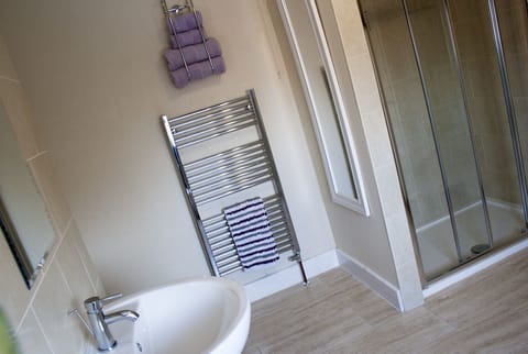 Deluxe Double or Twin Room, 1 King Bed | Bathroom shower