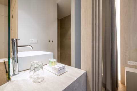 Hypo-allergenic bedding, minibar, in-room safe, desk