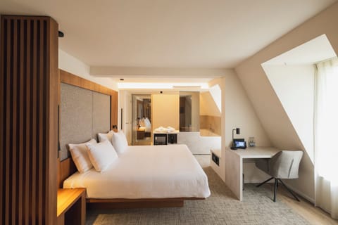 Hypo-allergenic bedding, minibar, in-room safe, desk