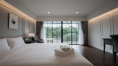 Suite River View | In-room safe, desk, blackout drapes, free WiFi