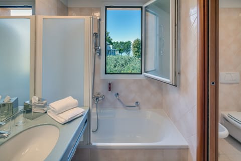 Suite, Annex Building (Casa Augustus) | Bathroom | Combined shower/tub, free toiletries, hair dryer, bathrobes