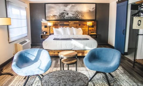 Deluxe Room, 1 King Bed (Betty) | In-room safe, individually decorated, individually furnished