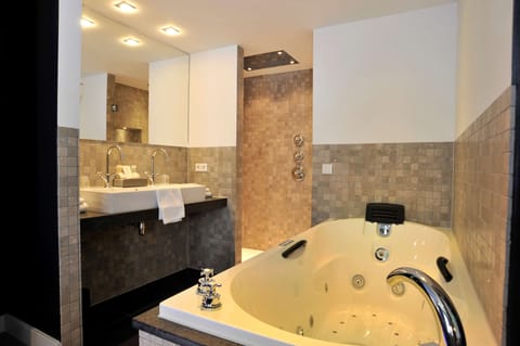 Superior Suite, Multiple Beds (Theme) | Bathroom | Combined shower/tub, eco-friendly toiletries, hair dryer, towels