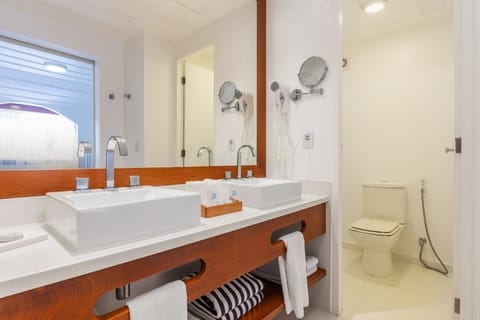 Master Garden View Room | Bathroom | Shower, free toiletries, hair dryer, towels