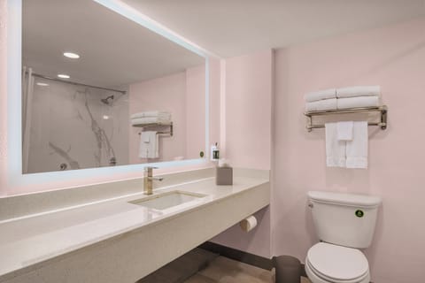 Standard Room, 1 King Bed, Non Smoking | In-room safe, desk, laptop workspace, soundproofing