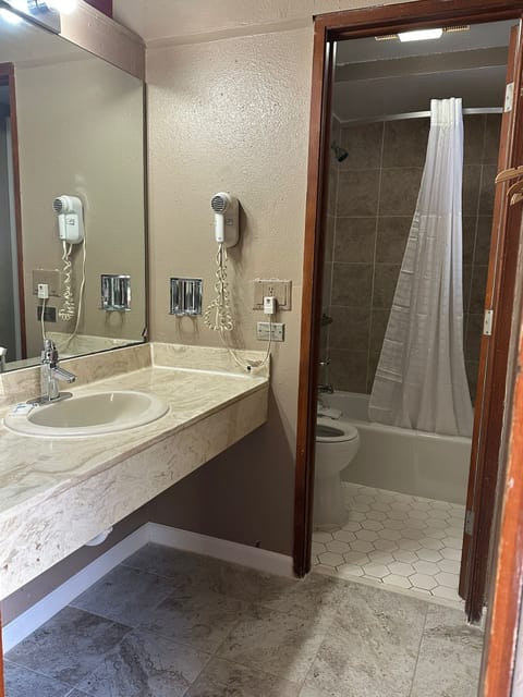 Room, 1 King Bed, Non Smoking | Bathroom | Deep soaking tub, free toiletries, hair dryer, towels