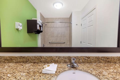 Combined shower/tub, free toiletries, hair dryer, towels