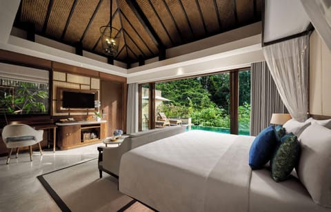 Minibar, in-room safe, desk, laptop workspace