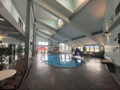 Indoor pool, sun loungers